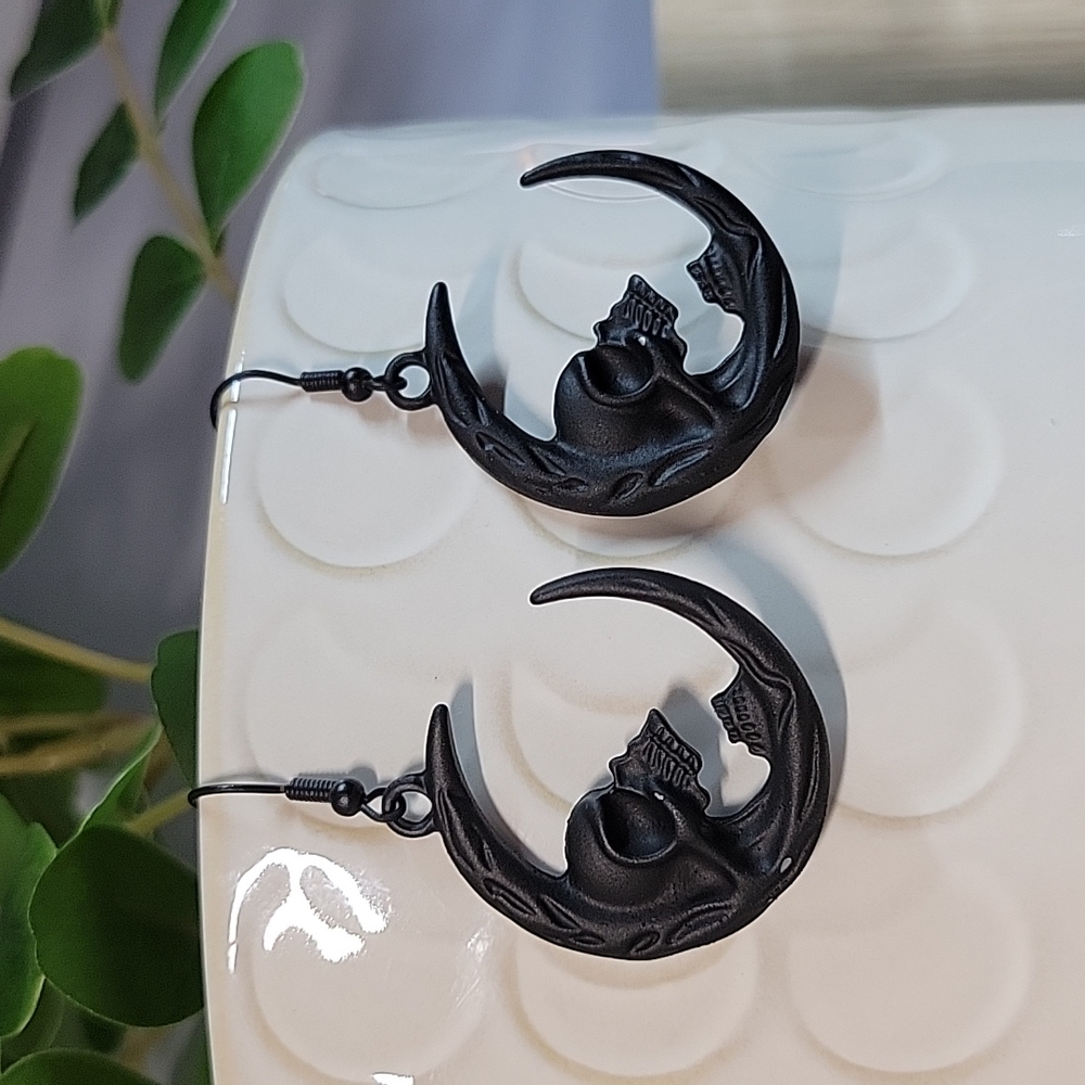🔥LAST PAIR🔥 Screaming Skull Matte Black Crescent Drop Earrings - Picture 5 of 5